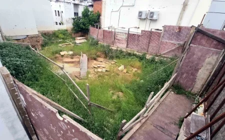 Bodrum’da şehir merkezinde . Tam 2400 yıllık. Bakan Ersoy korunacak demişti kaderine terk edildi