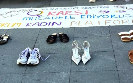 Bodrumlu kadınlardan kadın cinayetlerine ayakkabılı protesto