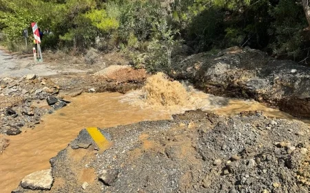 Elektrik direği dikerken Bodrum'a  su taşıyan çelik içme suyu hattını parçaladılar.Bodrum yine susuz kaldı