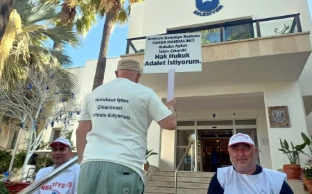 Belediye’de işten çıkartılan gazeteci belediye önünde OTURMA EYLEMİNE BAŞLADI