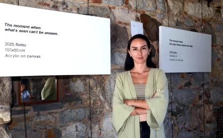 Irmak Şahinoğlu "Bateu" sergisinde, dizeleri zihinlerde görsel bir şölen ile buluşturdu