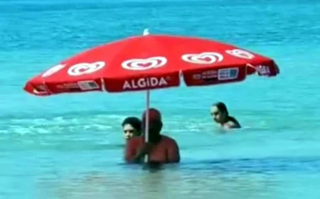 Sıcaklar tatilciyi çarptı, dondurma şemsiyesi ile deniz keyfi