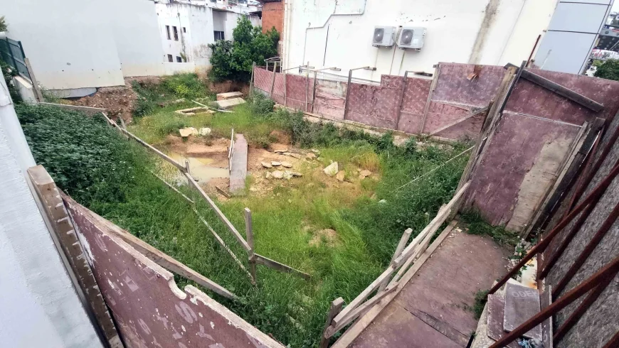 Bodrum’da şehir merkezinde . Tam 2400 yıllık. Bakan Ersoy korunacak demişti kaderine terk edildi