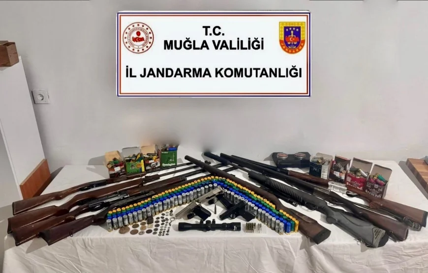Evini kaçak tarihi eser ve silah deposu haline getirmiş