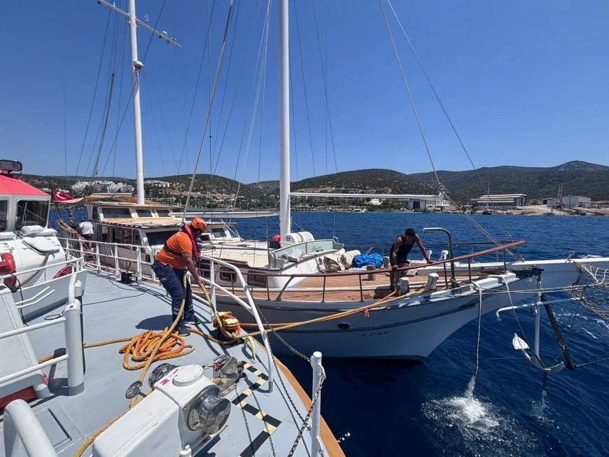 Bodrum açıklarında su alan tur teknesindeki 6 turist kurtarıldı