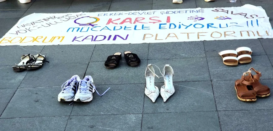 Bodrumlu kadınlardan kadın cinayetlerine ayakkabılı protesto