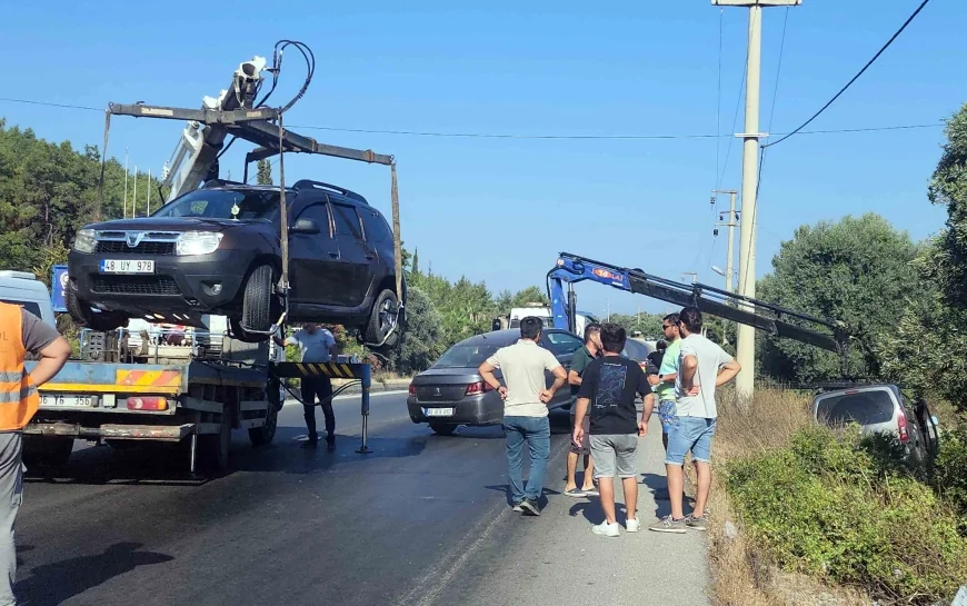 TRAFİK POLİSLERİ HIZLA ÖNLEM ALDI FACİADAN DÖNÜLDÜ Bodrum- Güvercinlik karayolunda yağ dehşeti araçlar uçuruma yuvarlandı, otomobiller kullanılamaz hale geldi