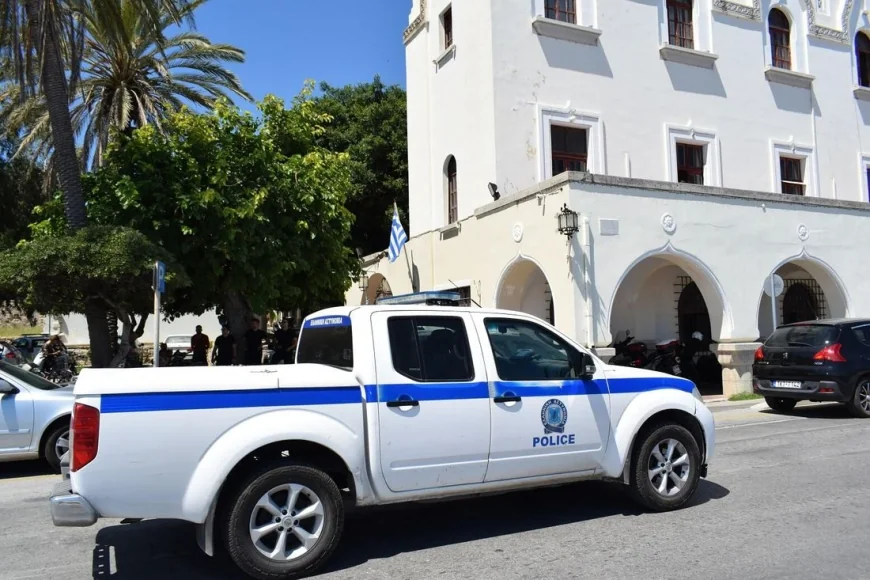Kırmız bültenle aranan Türk komşu adada yakalandı