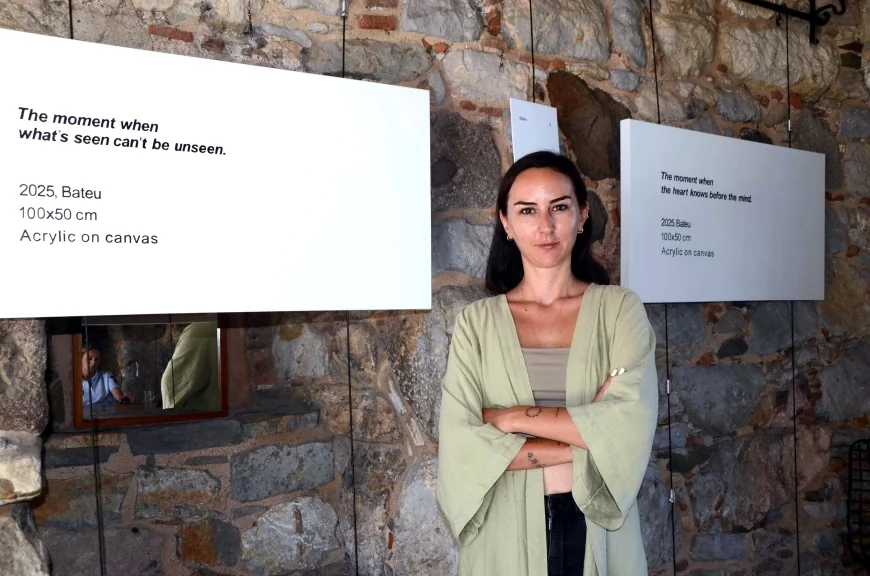 Irmak Şahinoğlu "Bateu" sergisinde, dizeleri zihinlerde görsel bir şölen ile buluşturdu