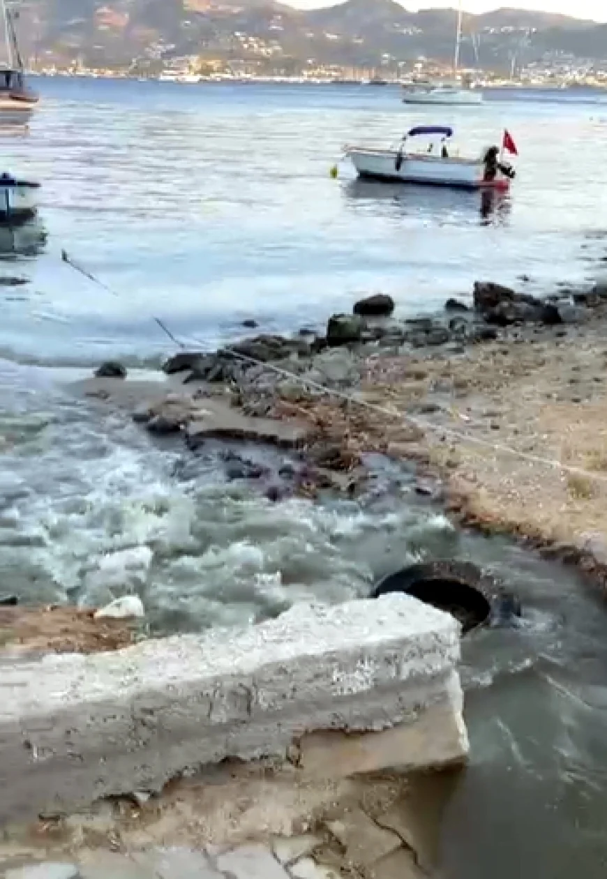 Bodrum’da kanalizasyon hatları ve su isale hatları patladı, tonlarca pis ve atık su denize döküldü, susuz Bodrum’da tonlarca temiz su boşa aktı