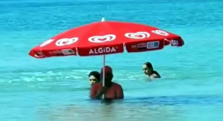 Sıcaklar tatilciyi çarptı, dondurma şemsiyesi ile deniz keyfi