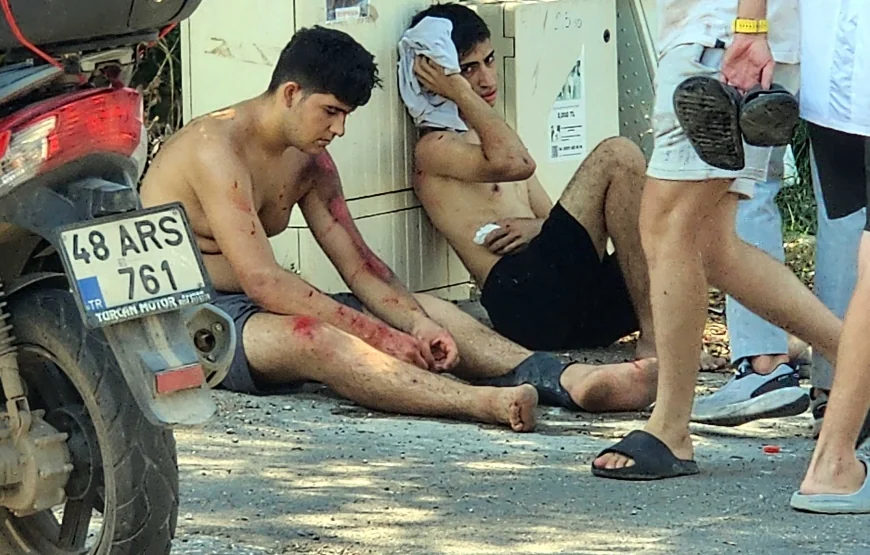 Torba’da motosikletten düşen gençler yaralandı