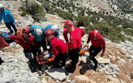 YİNE PARAŞÜT FACİASI...Yamaç paraşütündekiler kayalıklara düştü; 5 saatte kurtarıldılar