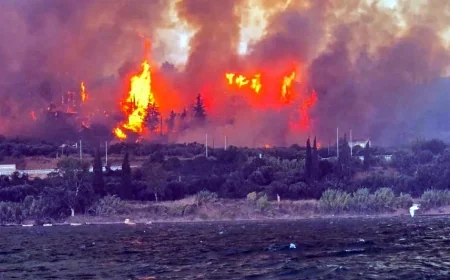 Turistik ada alev alev yüzlerce kişi plajlarda mahsur kaldı