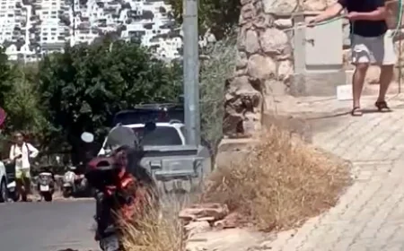 Yanan motosikleti bahçe hortumu ile söndürmeye çalıştılar