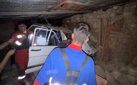 Otomobil ahıra daldı 1 ölü üç yaralı