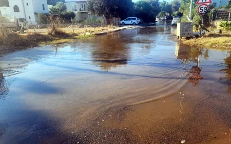 SUYUMUZ YOK DİYE ÜZÜLMEYİN , HER YER SU HER YER GÖL.Torba'da isale hattı yine patladı caddeler göle döndü