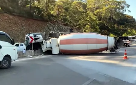 Fethiye yolunda feci kaza beton mikseri devrildi