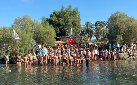 Bodrum’da yüzlerce kişi zafere kulaç attı