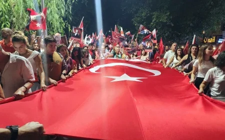 Bodrum'da fener alayı coşkusu caddelere sığmadı