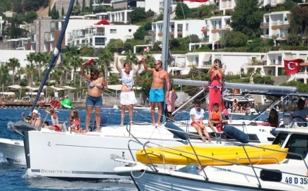 Bodrum koylarında teknelerle zafer turu attılar