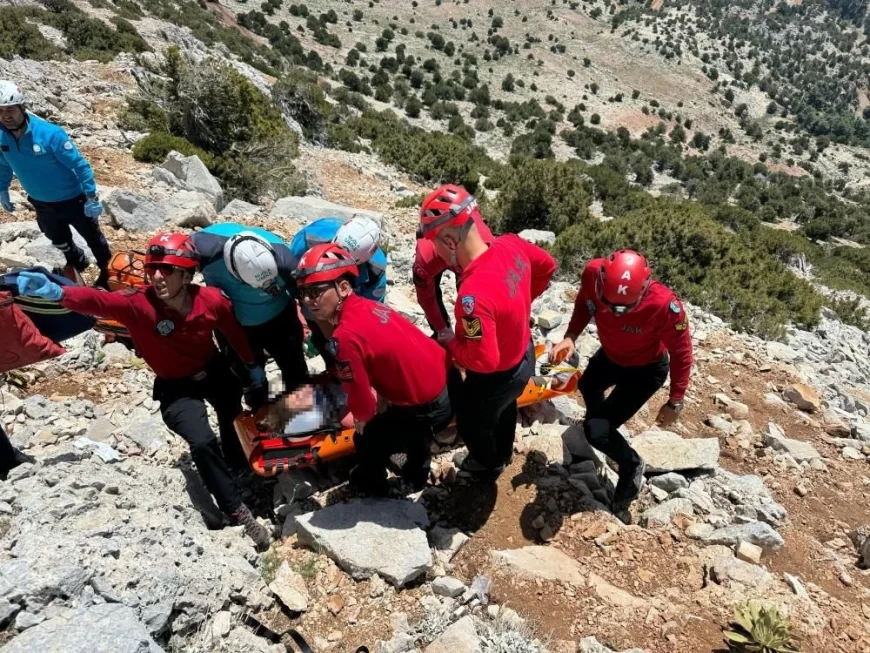 YİNE PARAŞÜT FACİASI...Yamaç paraşütündekiler kayalıklara düştü; 5 saatte kurtarıldılar