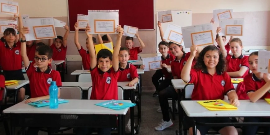 Okullarda yeni dönem başlıyor! 4 yıl kararını bakan duyurdu: İşte kıyafetlerdeki yasaklar