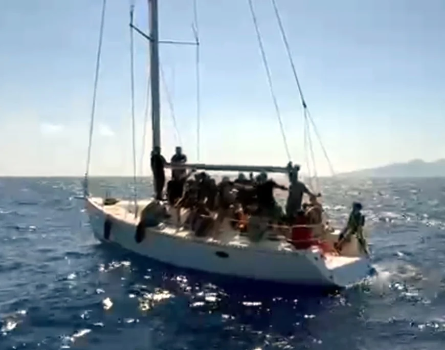 Muğla açıklarında batma tehlikesi geçiren göçmen dolu yelkenli tekne kurtarıldı