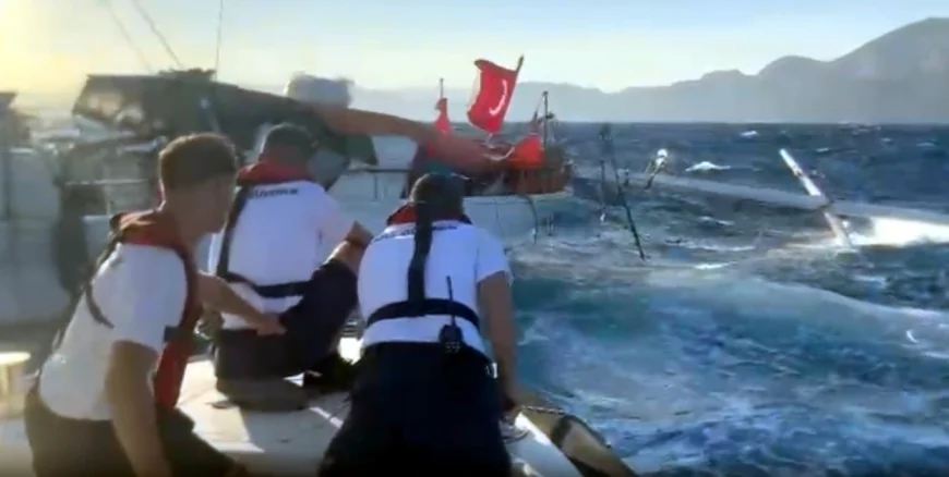 VİDEOLU HABER..Gökovada direği kırılan su alan yatta kabusu yaşadılar. Batma tehlikesi geçiren 12 turist ve personel  son anda kurtarıldı