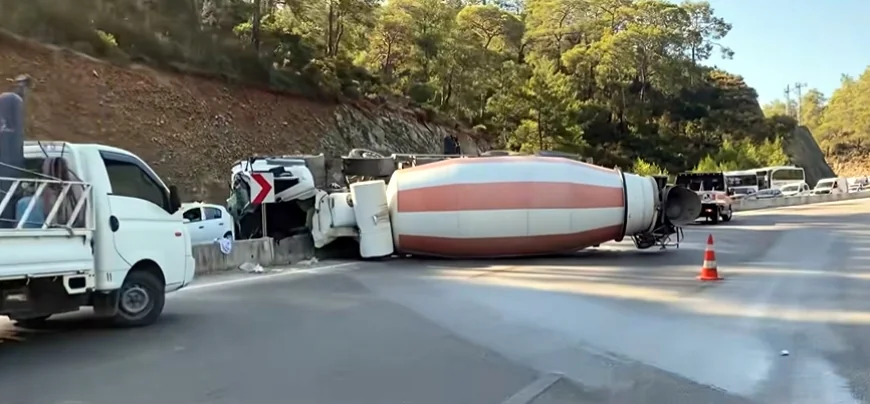 Fethiye yolunda feci kaza beton mikseri devrildi