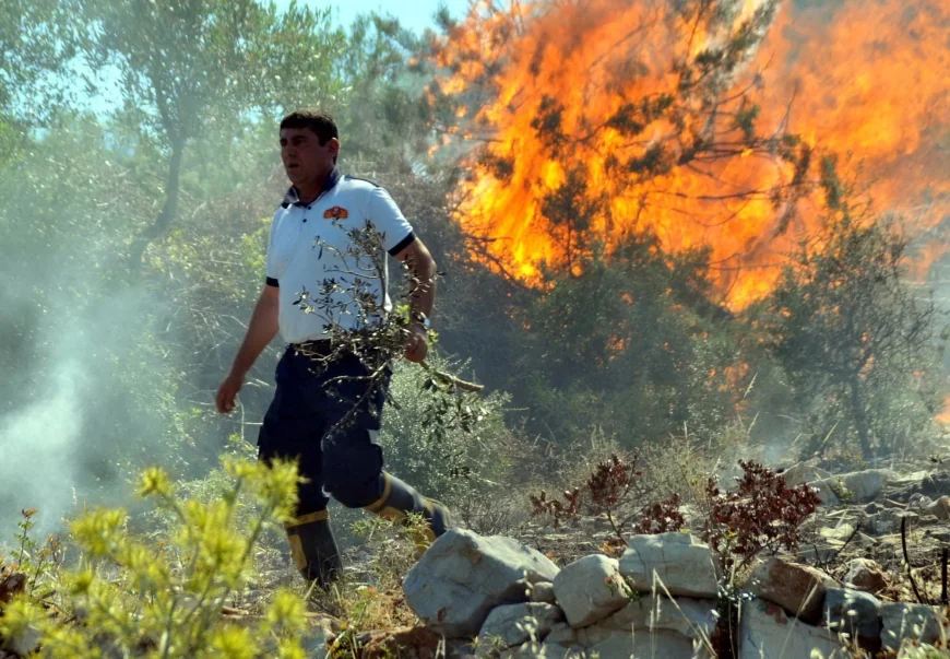 Yalıkavak'ta anız yakarken tarlayı yaktı, bir itfaiye eri hastanelik oldu