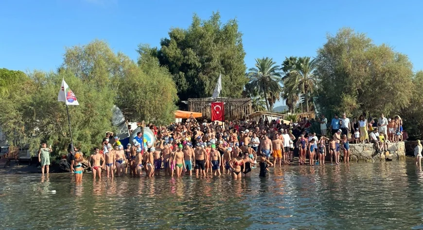 Bodrum’da yüzlerce kişi zafere kulaç attı