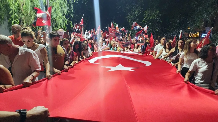 Bodrum'da fener alayı coşkusu caddelere sığmadı