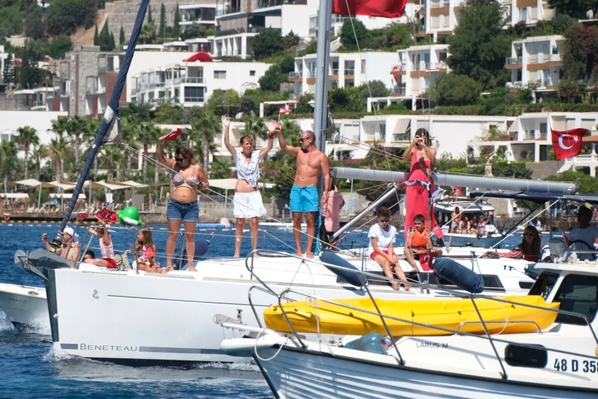 Bodrum koylarında teknelerle zafer turu attılar