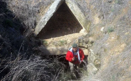 3 BİN YILLIK TÜMÜLÜS MEZARLARI DEFİNECELERİN KURBANI OLDU