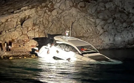 Bodrum’dan hareket eden motor yat  kayalıklara çarparak battı