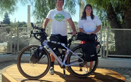 İngiliz itfaiyeci yangından etkilenen çocuklar için bisikletle dünyayı dolaşıyor Bodrum’a geldi.