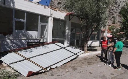 Muğla’da fırtına evlerin çatılarını ve minareleri uçurdu