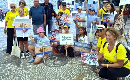 Bodrum’un turistik sokaklarında izmarit kirliğine dikkat çektiler