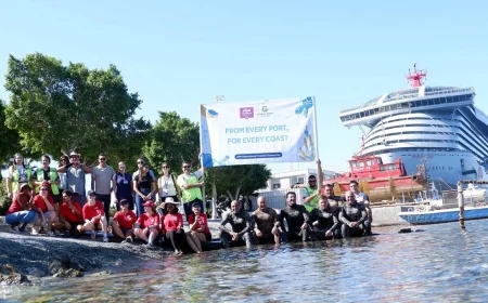 Yolcu gemisi personeli ve liman görevlileri plajda temizlik yaptı