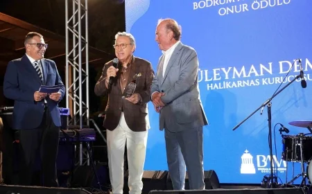 Bodrum Altın Mozele Onur Ödülü Efsane Halikarnas’ın kurucusu Süleyman Demir’e verildi.