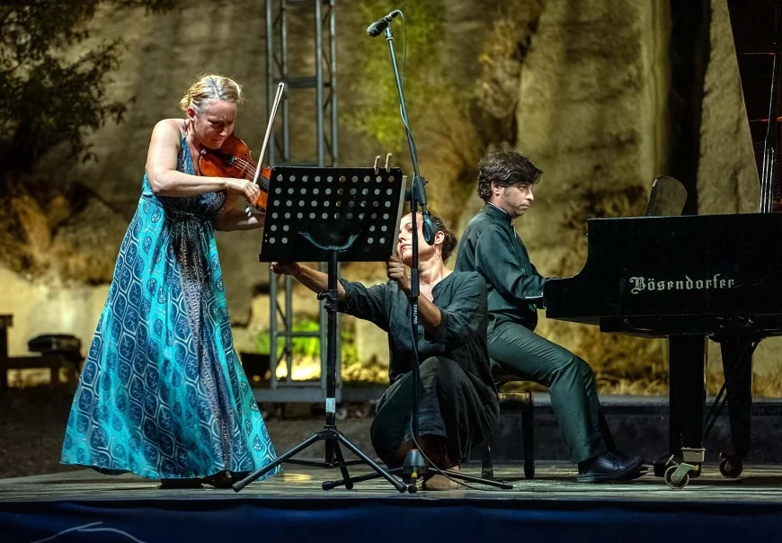 Gümüşlük Festivali'nde Alman kemancı Rebekka Hartmann ve Atakan Sarı büyüledi