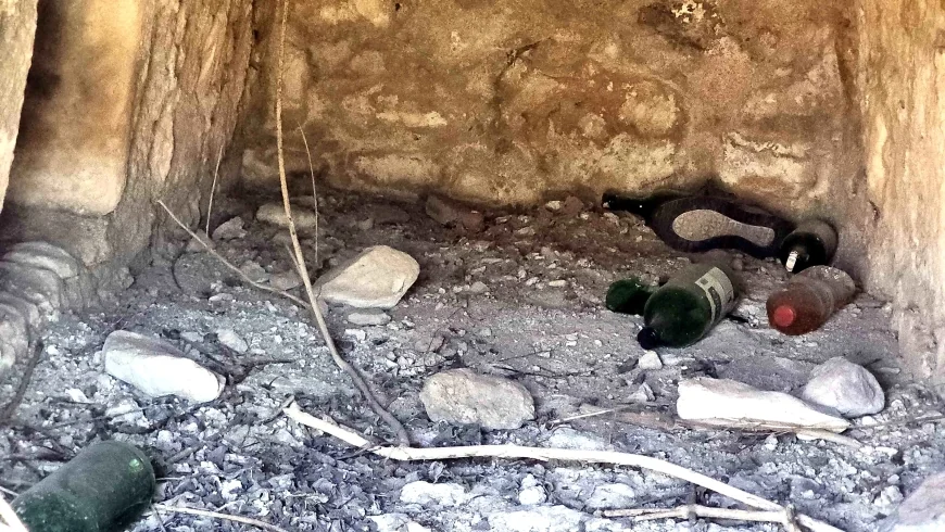   Bodrum’da tarihi ayıp… Büyük İskender’in gelipte giremediği teslim alamadığı 2500 yıllık antik Myndos kapısı çöplük ve tuvalet haline geldi.