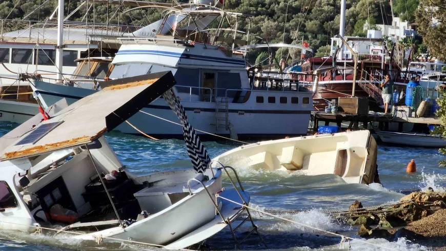 Bodrum’da fırtına kabusu, tekneler karaya sürüklendi