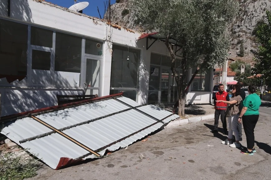 Muğla’da fırtına evlerin çatılarını ve minareleri uçurdu