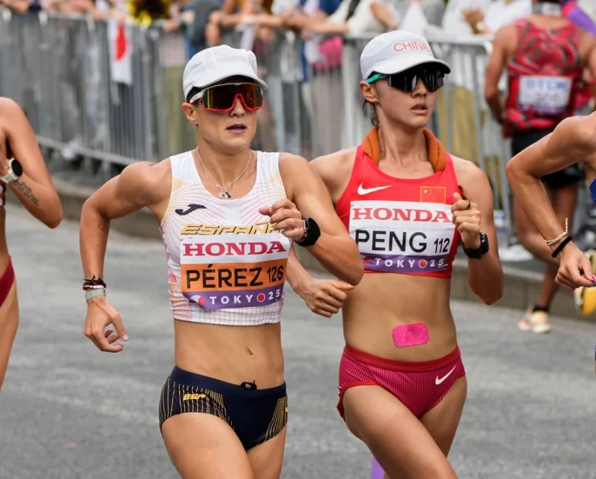 Çinli sporcular göbeği bantlı yarıştı, nedeni oldukça şaşırttı