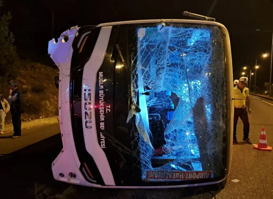 MUTTAŞ'a ait otobüs Havalimanına giderken devrildi 5 kişi yaralandı