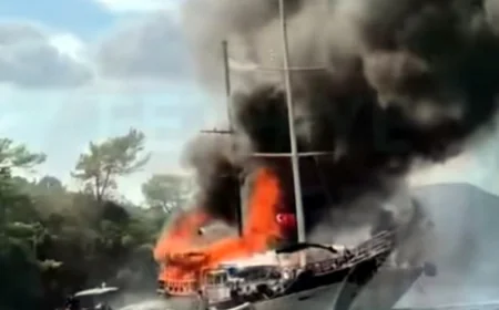 Mavi yolculuktaki ahşap teknede yangın çıktı can pazarı yaşandı