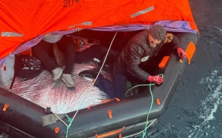 Gemi battı, can salları içindeki 10 denizciyi Türk gemisi kurtardı