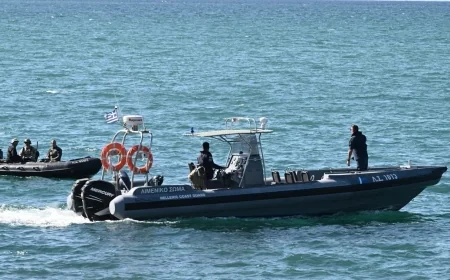 Fethiye açıklarında göçmenlerin bulunduğu lastik bot battı